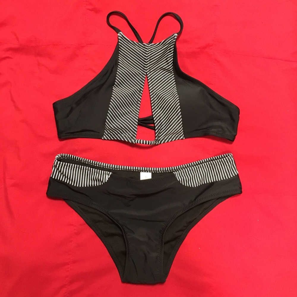 NEW and NEVER WORN peekaboo keyhole bikini set!